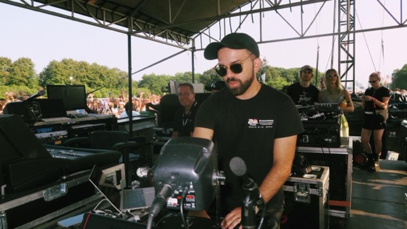 Avantis Solo Powers International Tours for TV Girl and Magdalena Bay